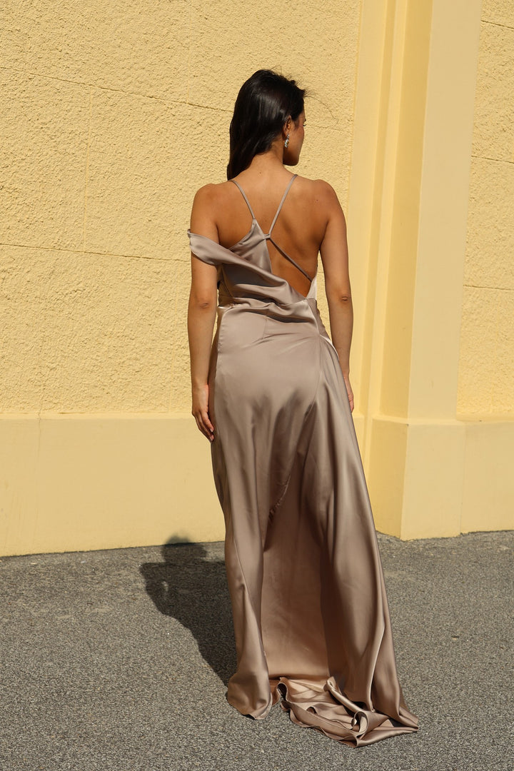 VESTIDO LONGO CAMEL COM CORTE ASSIMÉTRICO ELEH
