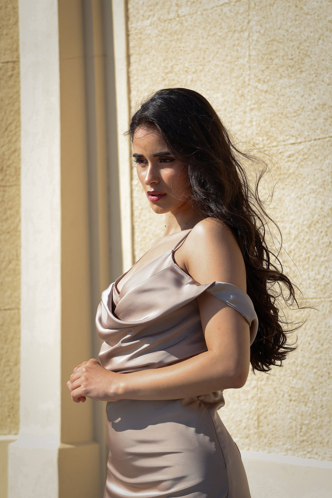 VESTIDO LONGO CAMEL COM CORTE ASSIMÉTRICO ELEH