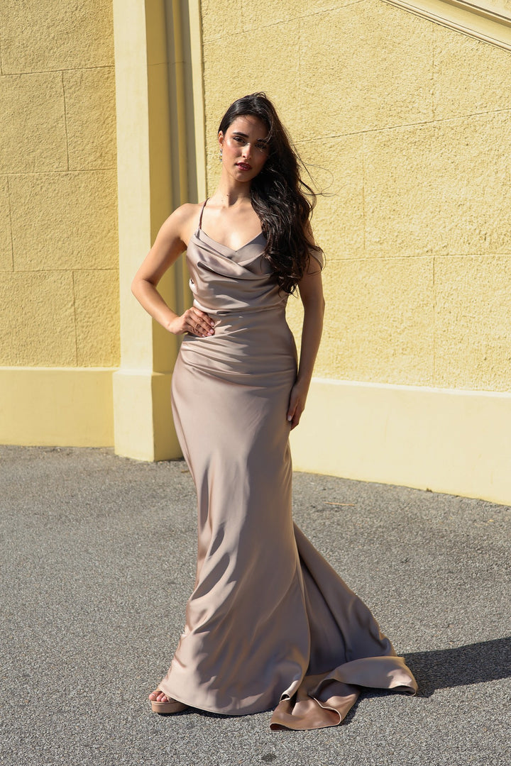 VESTIDO LONGO CAMEL COM CORTE ASSIMÉTRICO ELEH