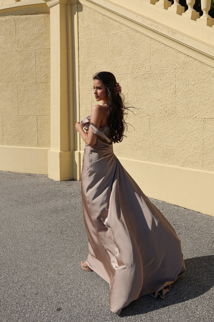 VESTIDO LONGO CAMEL COM CORTE ASSIMÉTRICO ELEH