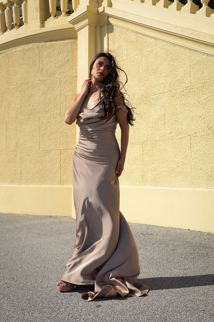VESTIDO LONGO CAMEL COM CORTE ASSIMÉTRICO ELEH