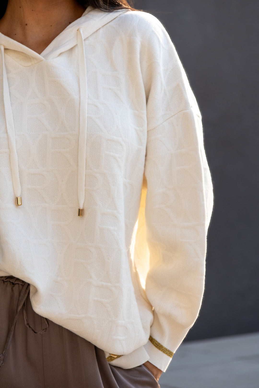 CAMISOLA DE CAPUZ CRU COM RELEVOS RUGA