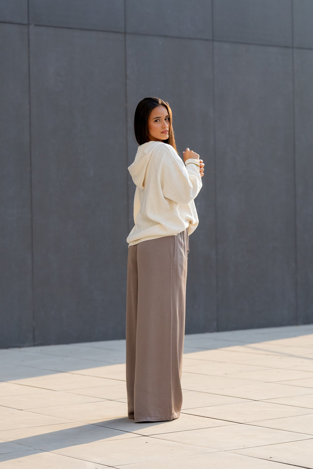 CALÇA TAUPE COM ELÁSTICO RUGA