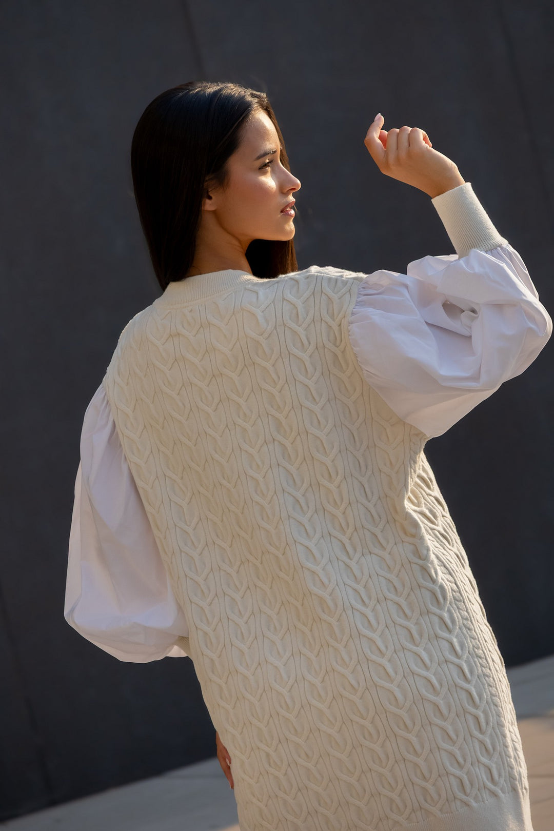 VESTIDO DE MALHA COM MANGA EM TECIDO RUGA