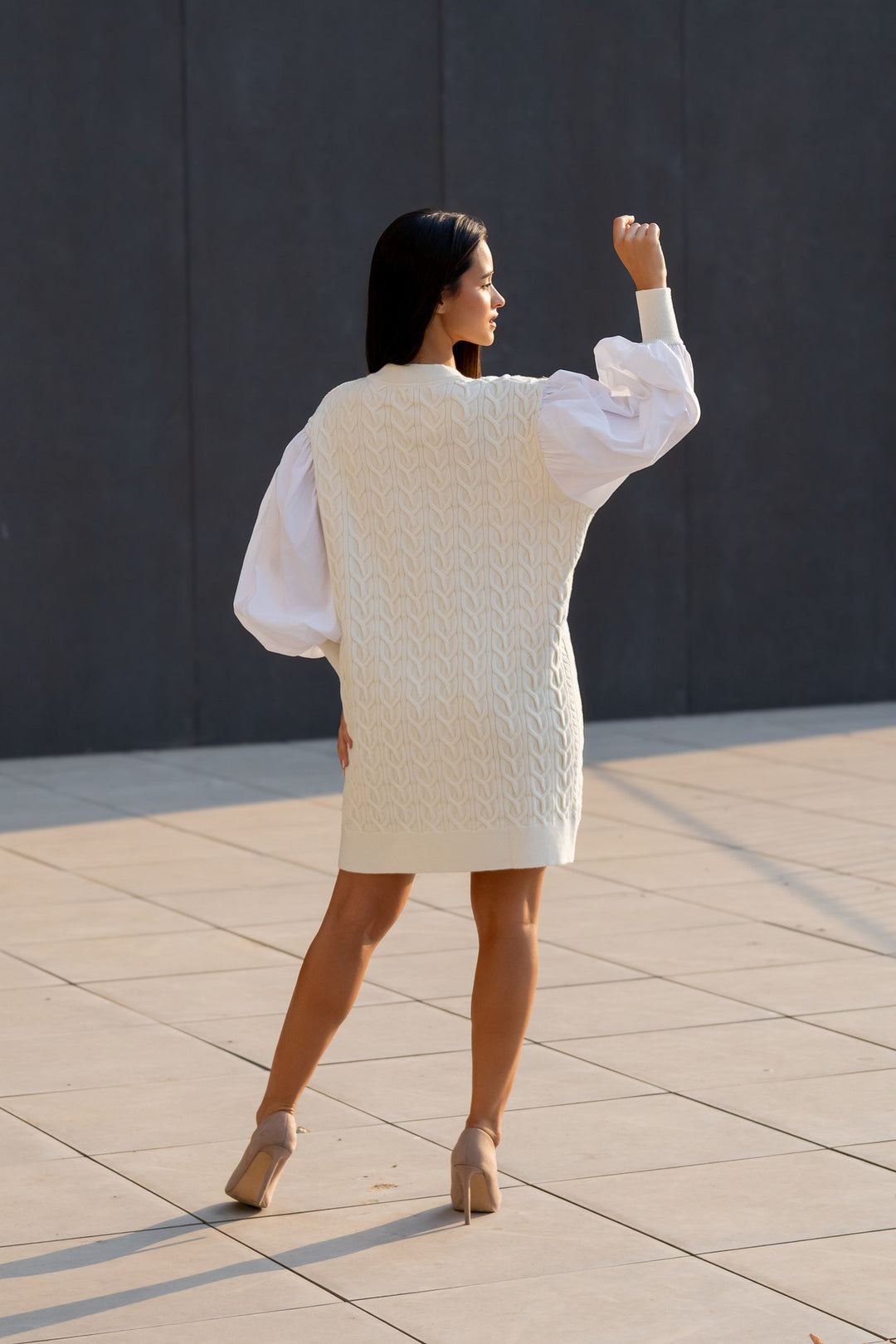 VESTIDO DE MALHA COM MANGA EM TECIDO RUGA