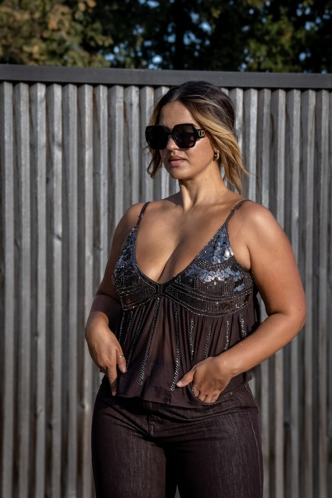 TOP CASTANHO EM TULE COM BORDADO DE LANTEJOULAS PONTO CHIC