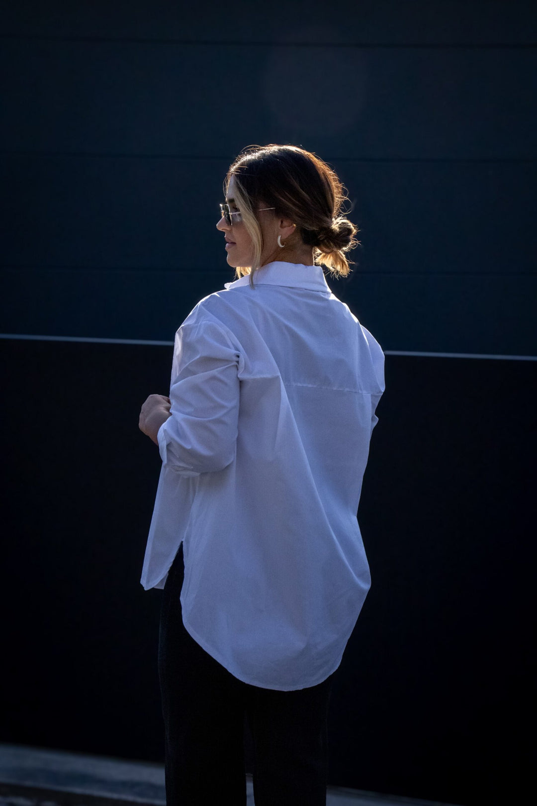 CAMISA BRANCA COM BOTÕES DOURADOS PONTO CHIC