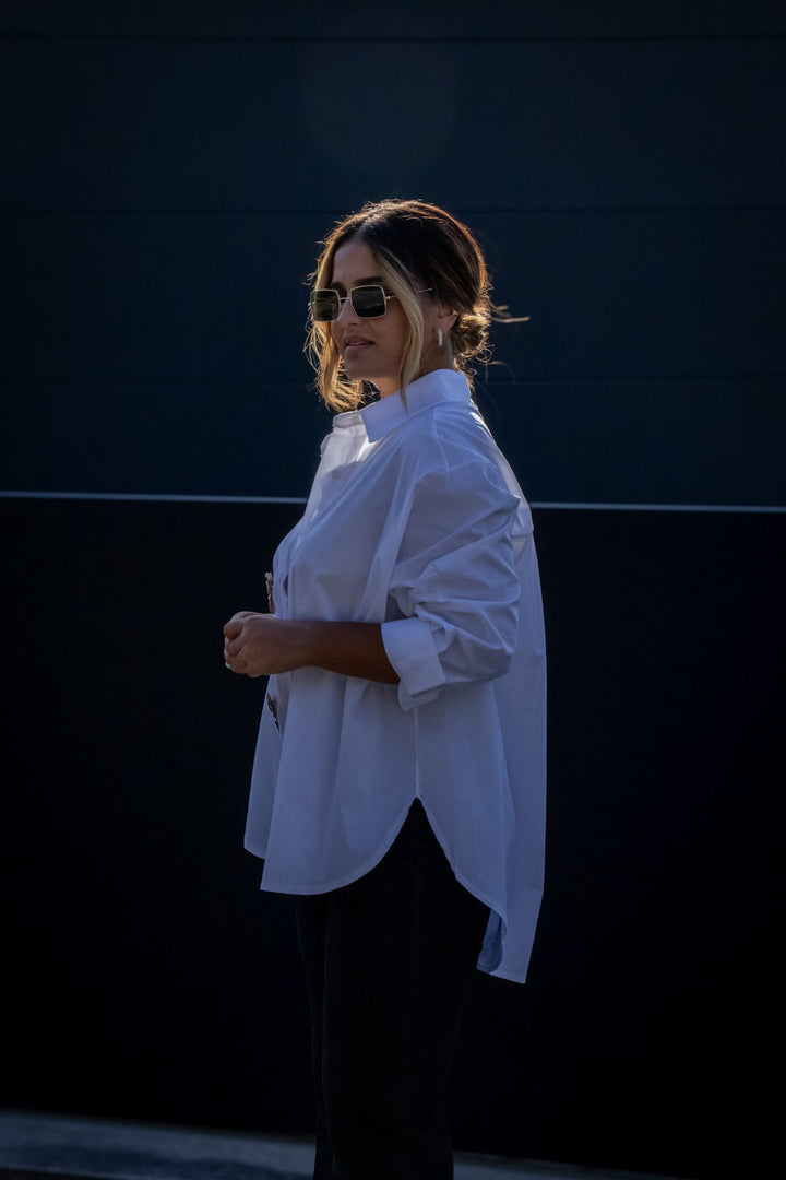 CAMISA BRANCA COM BOTÕES DOURADOS PONTO CHIC