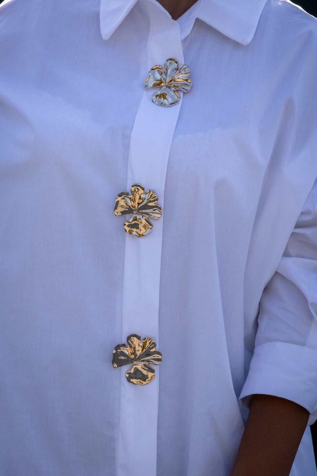 CAMISA BRANCA COM BOTÕES DOURADOS PONTO CHIC