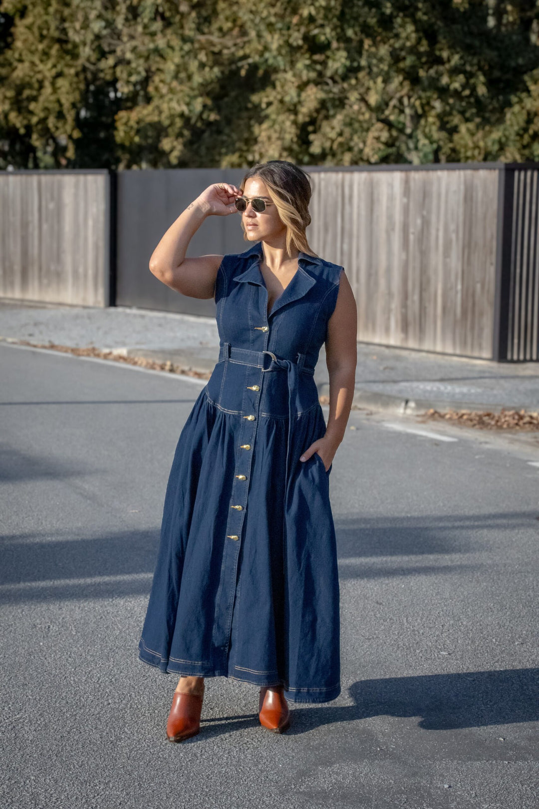 VESTIDO CAMISEIRO SEM MANGAS EM DENIM PONTO CHIC