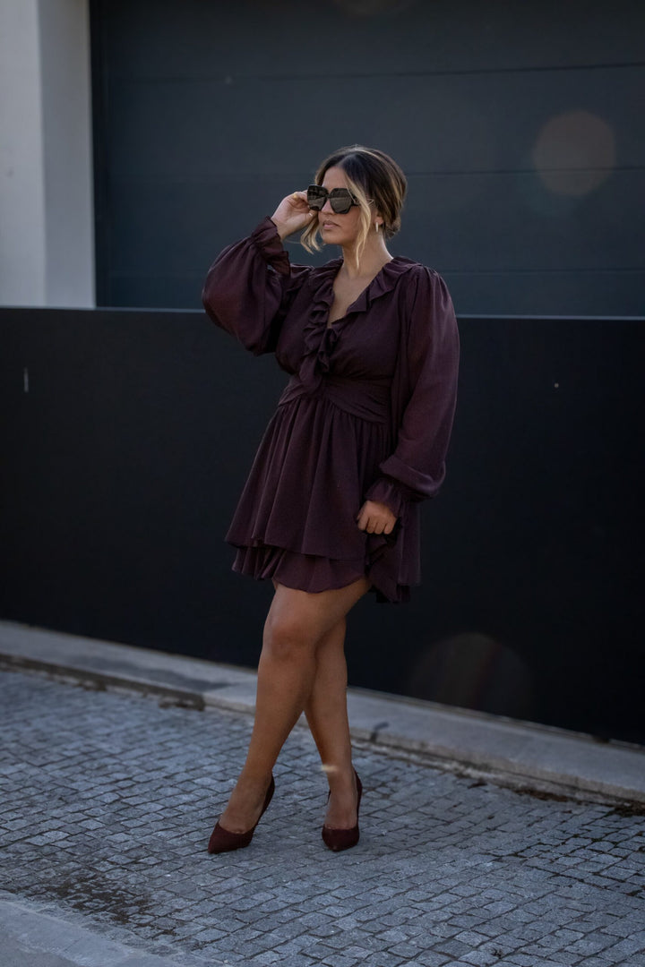 VESTIDO CASTANHO COM FOLHOS PONTO CHIC