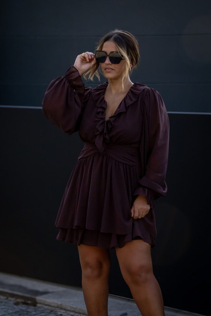 VESTIDO CASTANHO COM FOLHOS PONTO CHIC