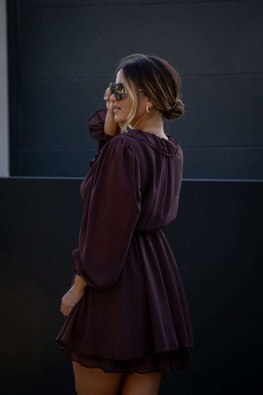 VESTIDO CASTANHO COM FOLHOS PONTO CHIC