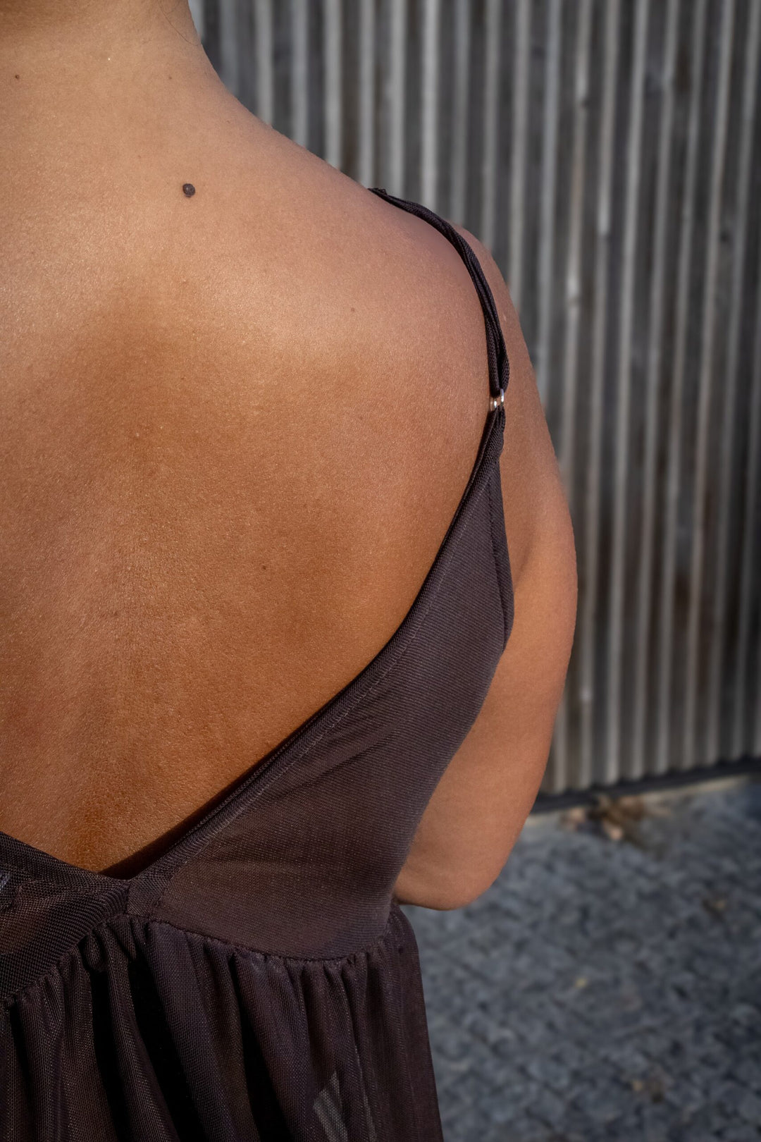 TOP CASTANHO EM TULE COM BORDADO DE LANTEJOULAS PONTO CHIC