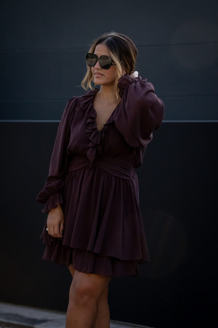 VESTIDO CASTANHO COM FOLHOS PONTO CHIC