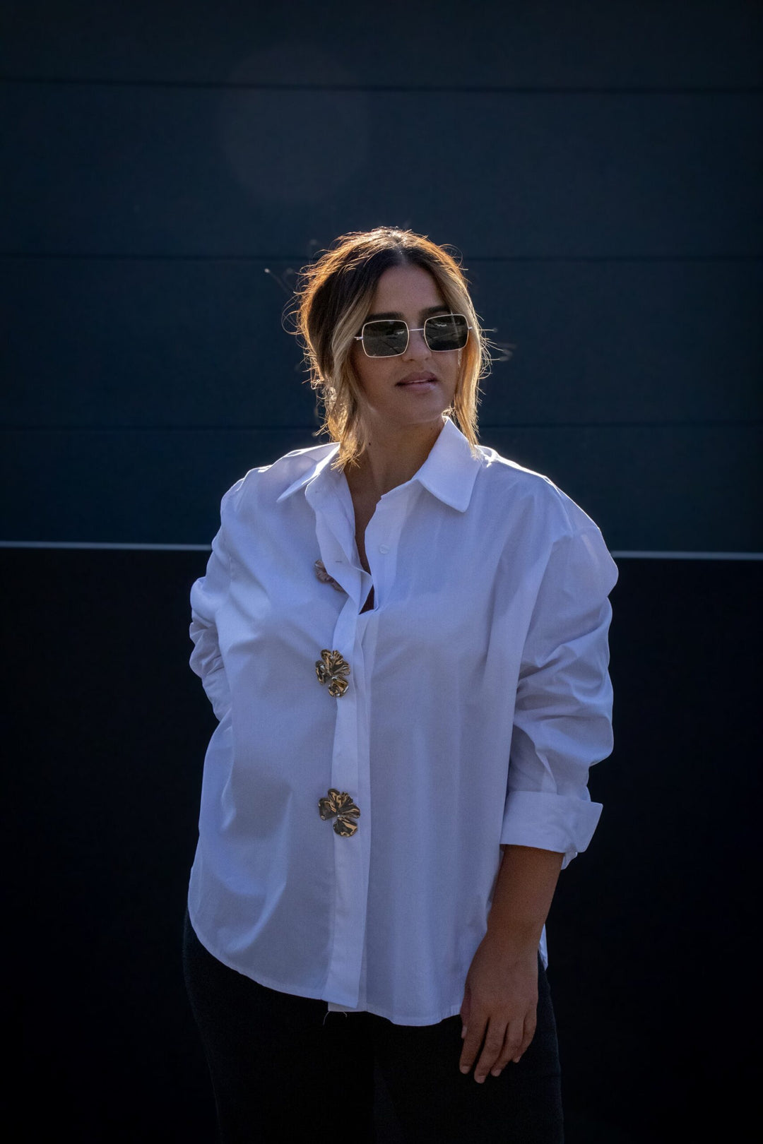 CAMISA BRANCA COM BOTÕES DOURADOS PONTO CHIC