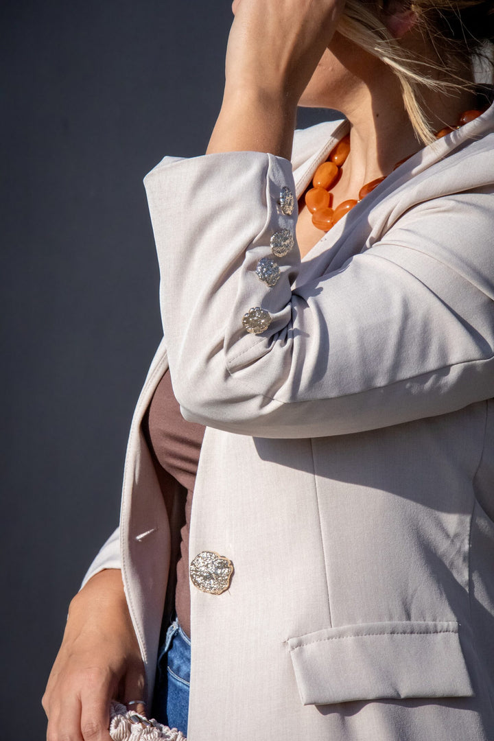 BLAZER BEGE COM BOTÕES DOURADOS PONTO CHIC