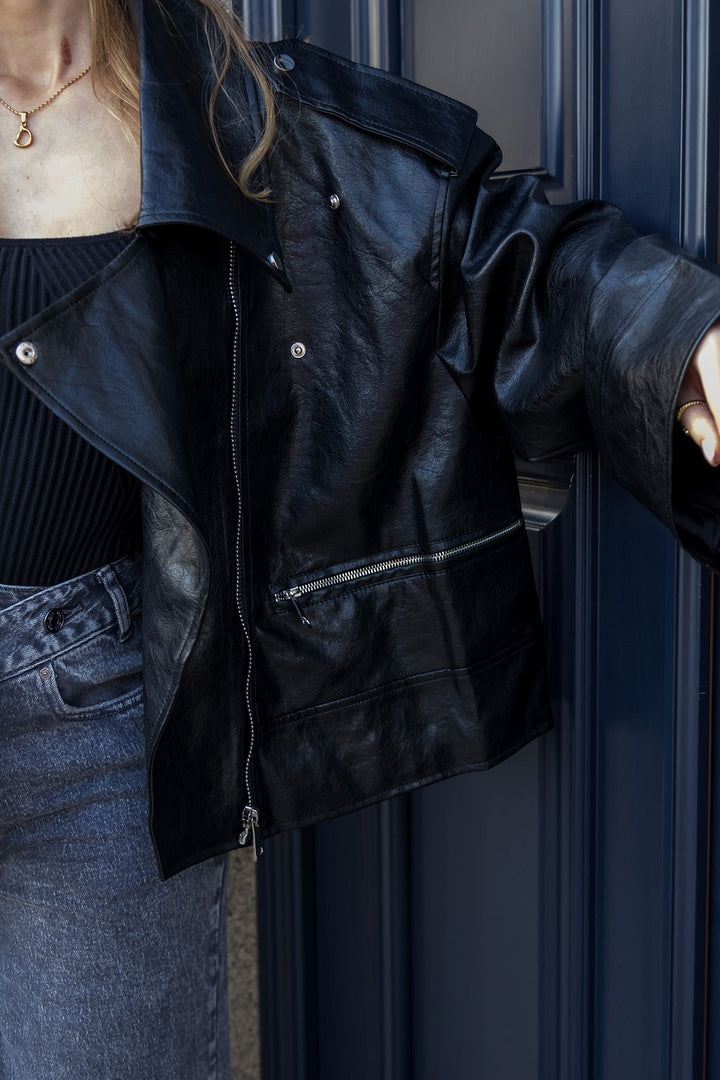 CASACO OVERSIZED EM ECOPELE PRETO PONTO CHIC