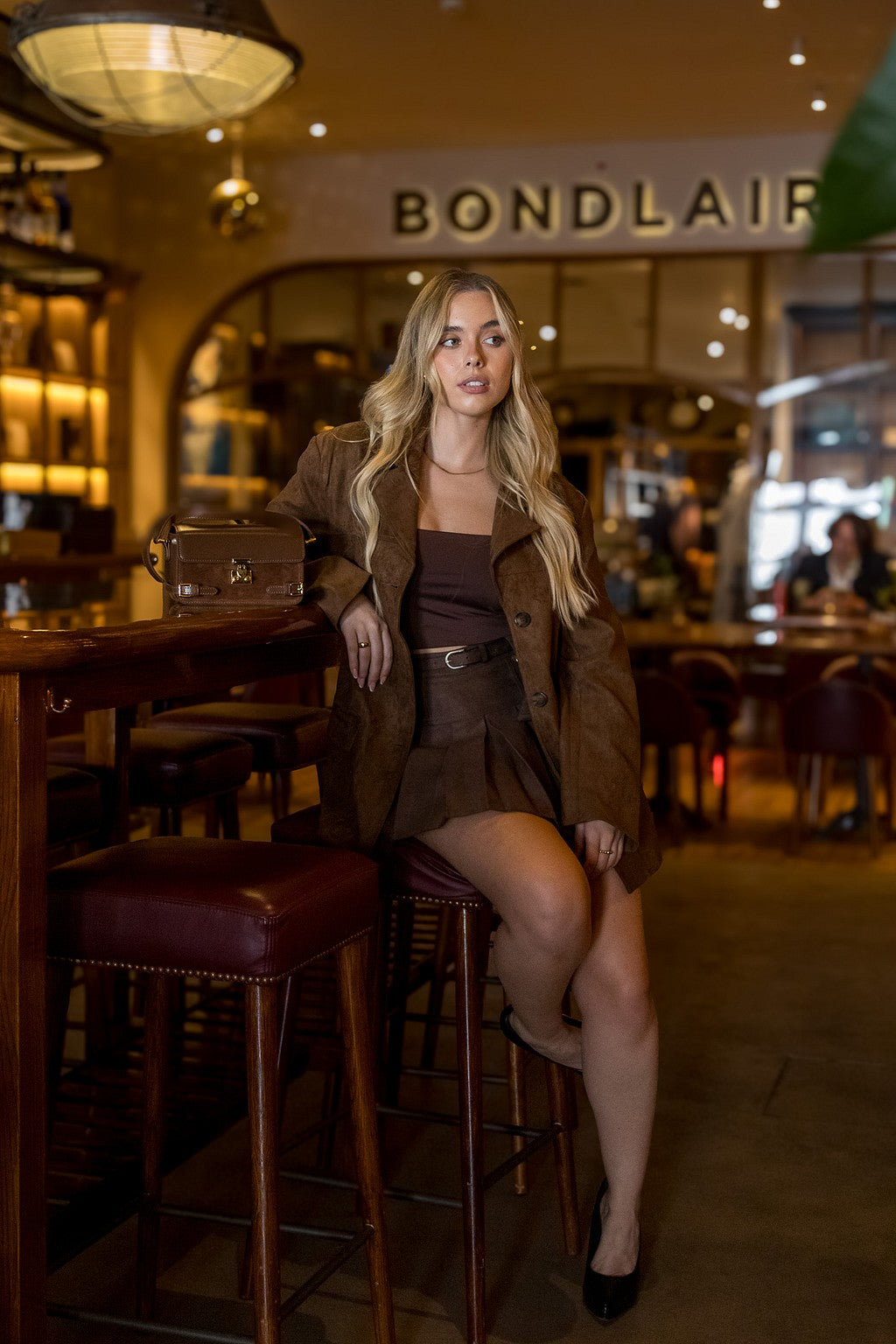 CASACO BLAZER EM CAMURÇA CASTANHO PONTO CHIC