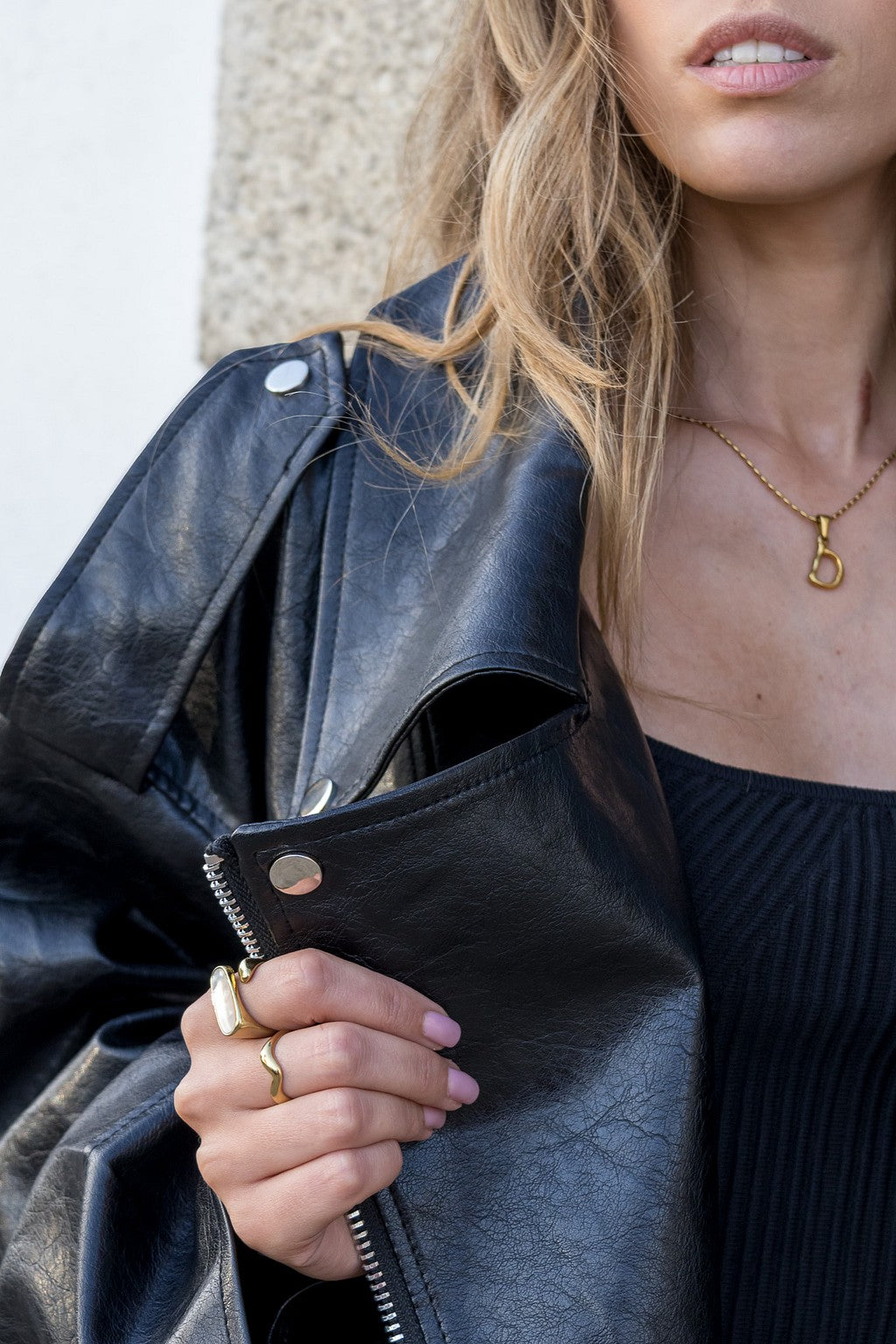 CASACO OVERSIZED EM ECOPELE PRETO PONTO CHIC