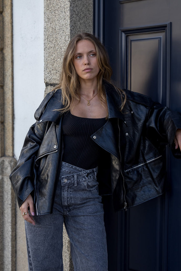 CASACO OVERSIZED EM ECOPELE PRETO PONTO CHIC