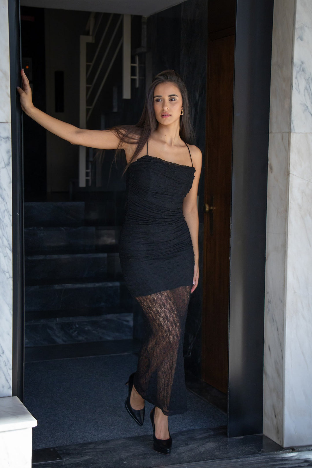 VESTIDO LONGO PRETO DRAPEADO EM RENDA ELEH