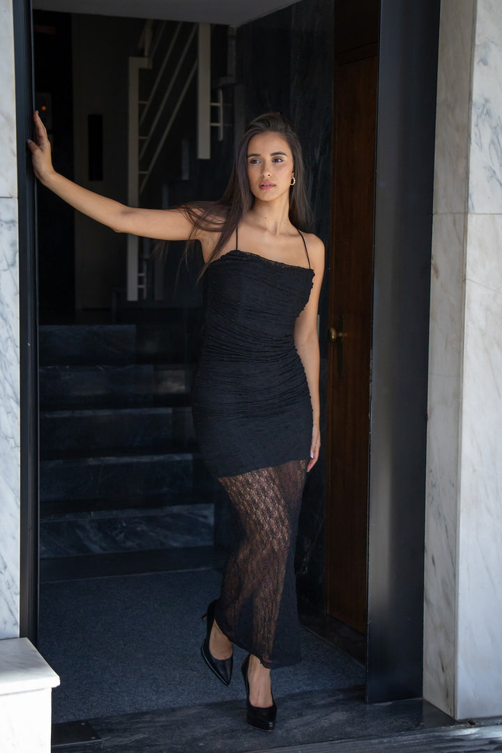VESTIDO LONGO PRETO DRAPEADO EM RENDA ELEH