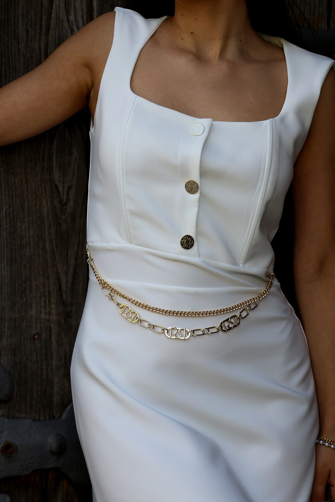 VESTIDO BRANCO COM DETALHES DOURADOS RINASCIMENTO