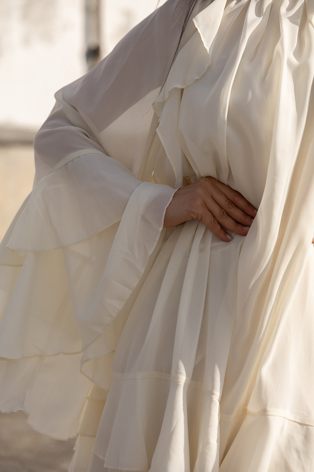 VESTIDO CRU FLUIDO COM FOLHOS PONTO CHIC