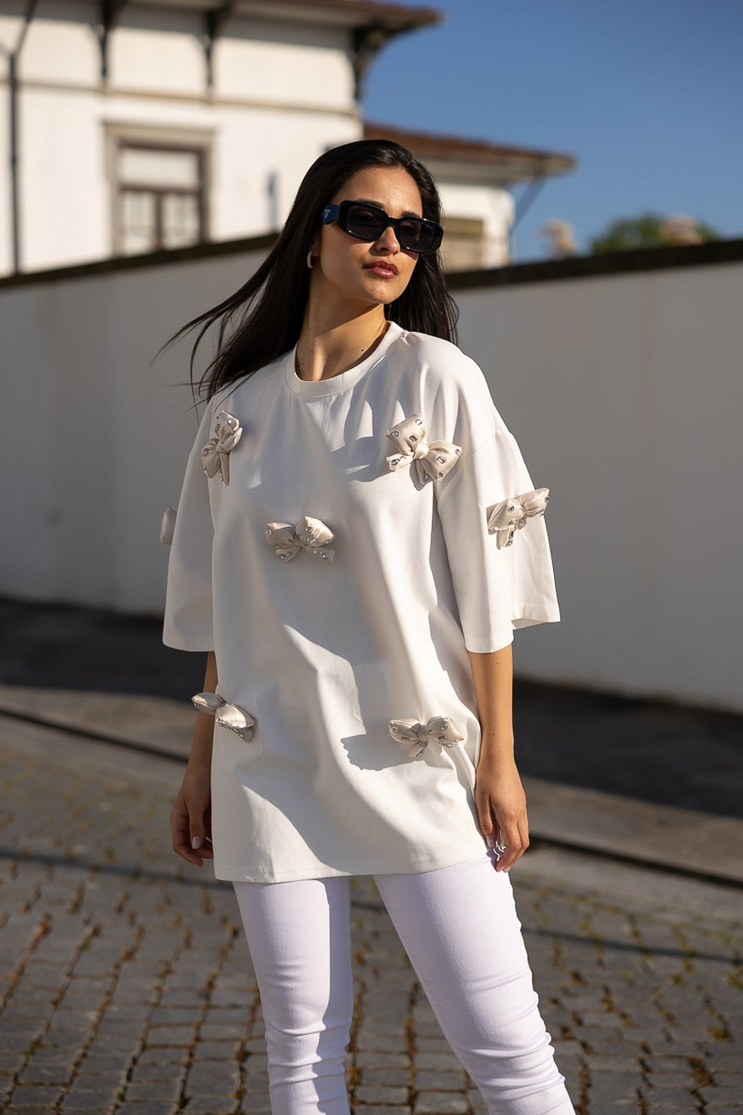 T-SHIRT BRANCA COM LAÇOS BEGE PONTO CHIC