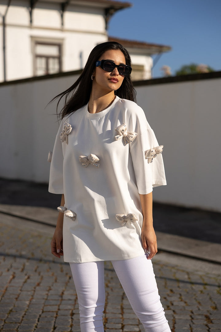 T-SHIRT BRANCA COM LAÇOS BEGE PONTO CHIC