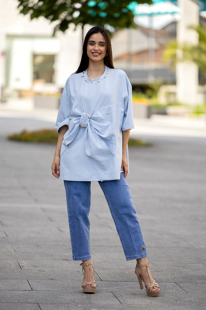T-SHIRT AZUL COM LAÇO E APLICAÇÕES PONTO CHIC