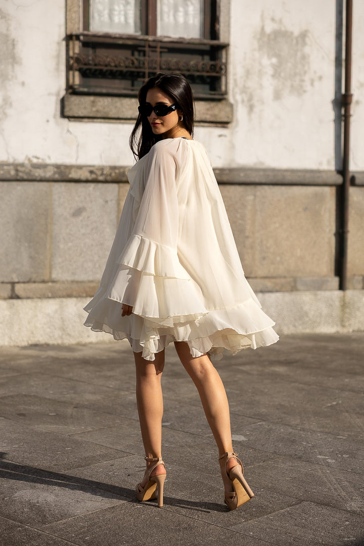 VESTIDO CRU FLUIDO COM FOLHOS PONTO CHIC