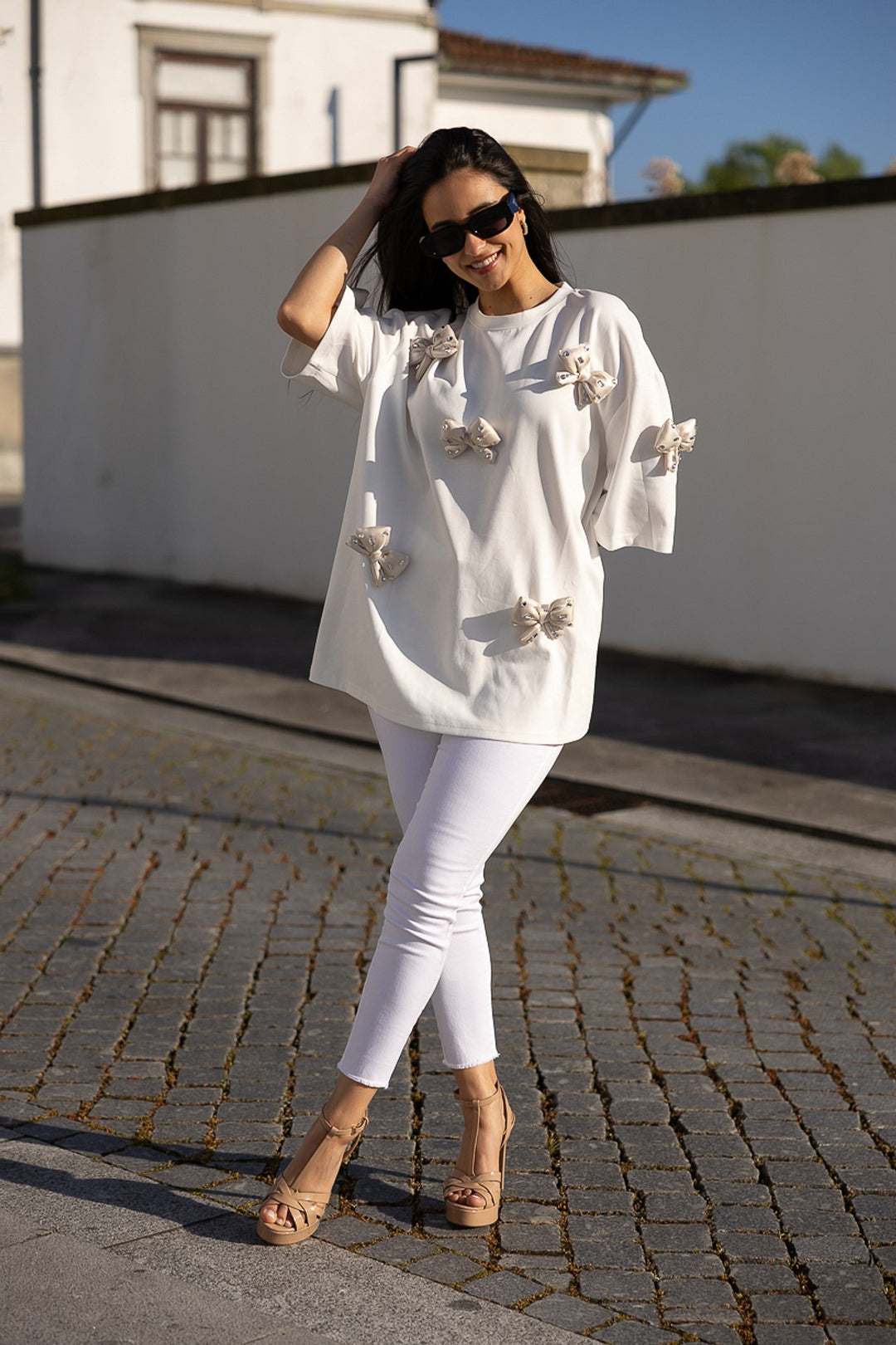 T-SHIRT BRANCA COM LAÇOS BEGE PONTO CHIC