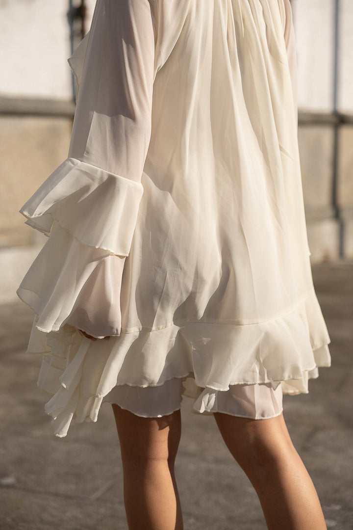 VESTIDO CRU FLUIDO COM FOLHOS PONTO CHIC