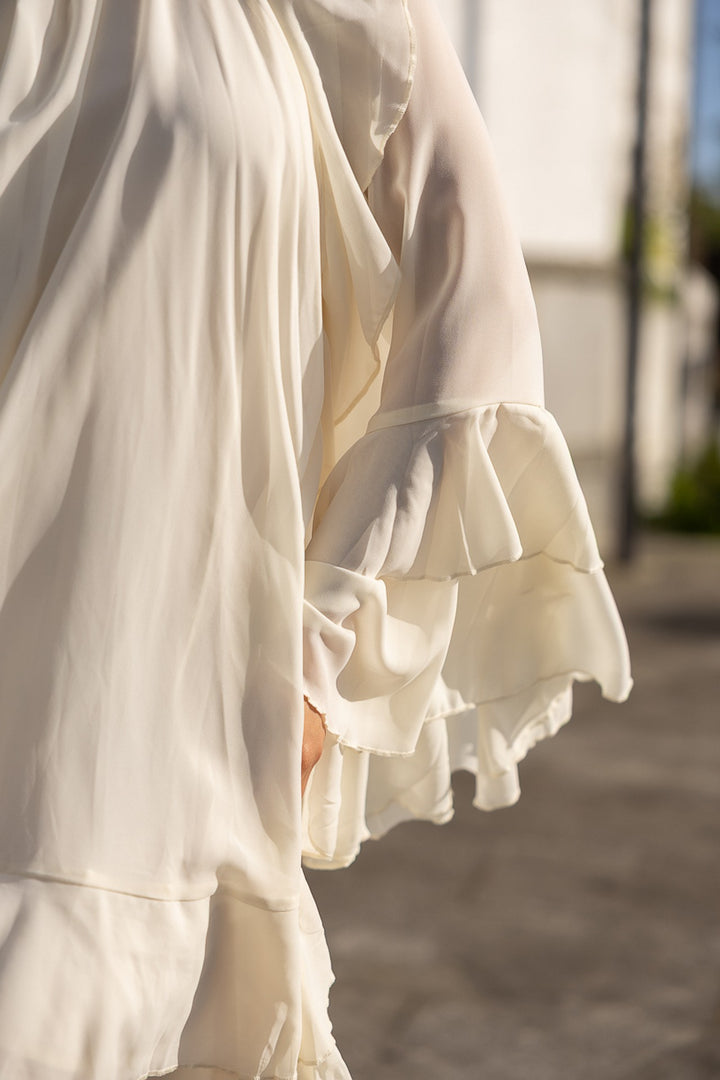 VESTIDO CRU FLUIDO COM FOLHOS PONTO CHIC