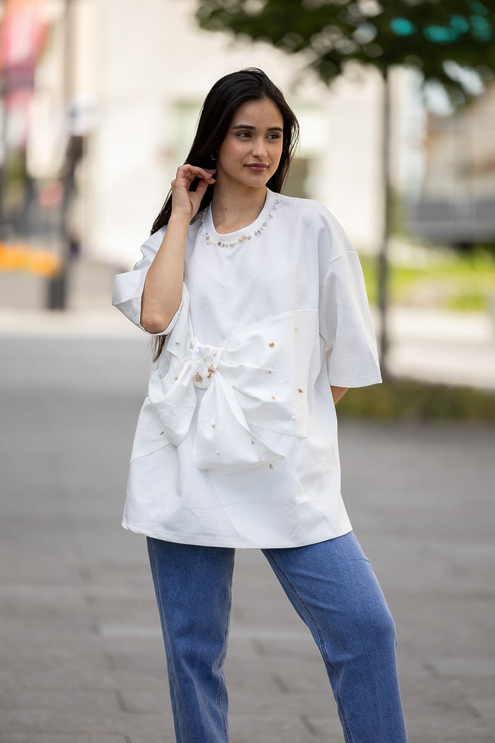 T-SHIRT BRANCA COM LAÇO E APLICAÇÕES PONTO CHIC