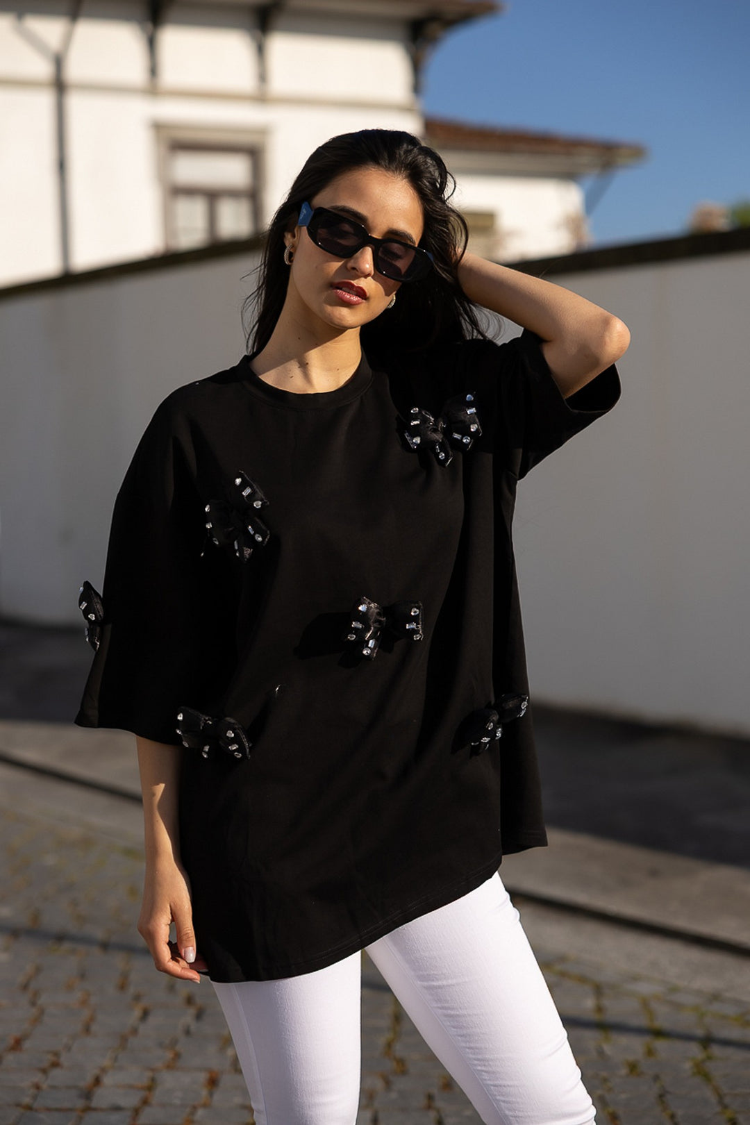 T-SHIRT PRETA COM LAÇOS PRETO PONTO CHIC