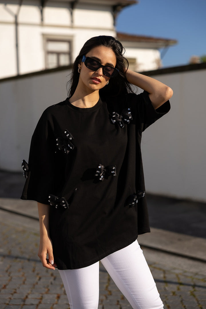 T-SHIRT PRETA COM LAÇOS PRETO PONTO CHIC