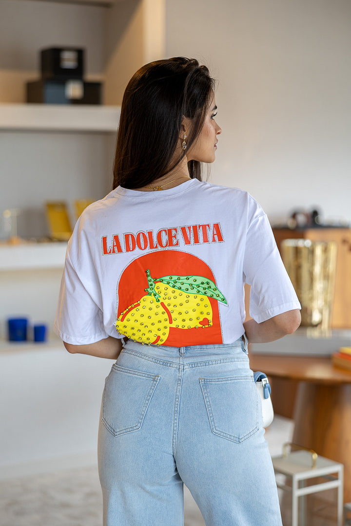 T-SHIRT BRANCA COM ESTAMPADO DOLCE VITA PONTO CHIC