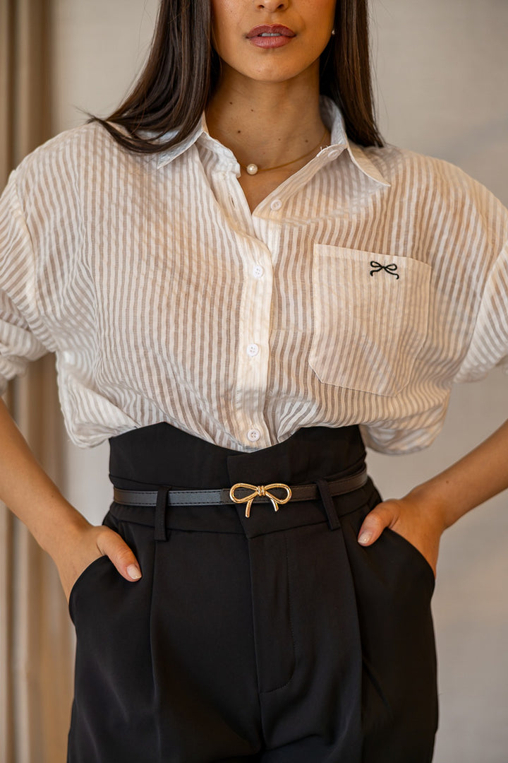 CAMISA COM RISCA BRANCA E BOLSO PONTO CHIC