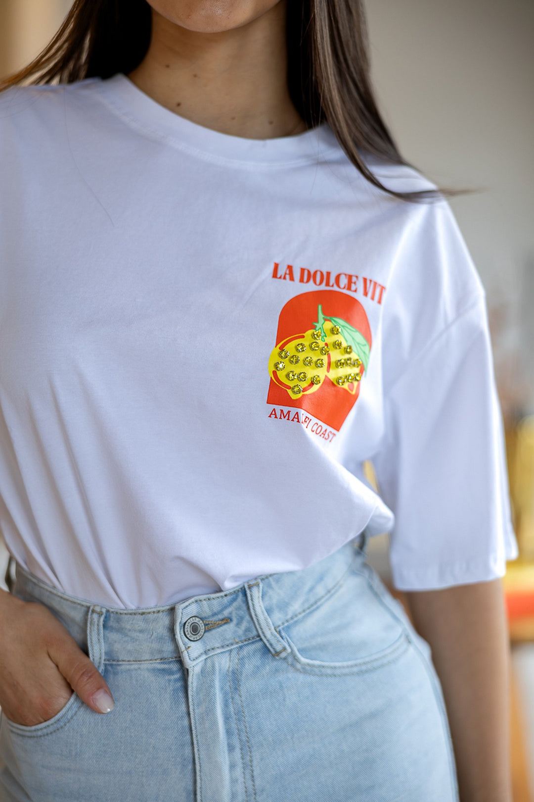T-SHIRT BRANCA COM ESTAMPADO DOLCE VITA PONTO CHIC