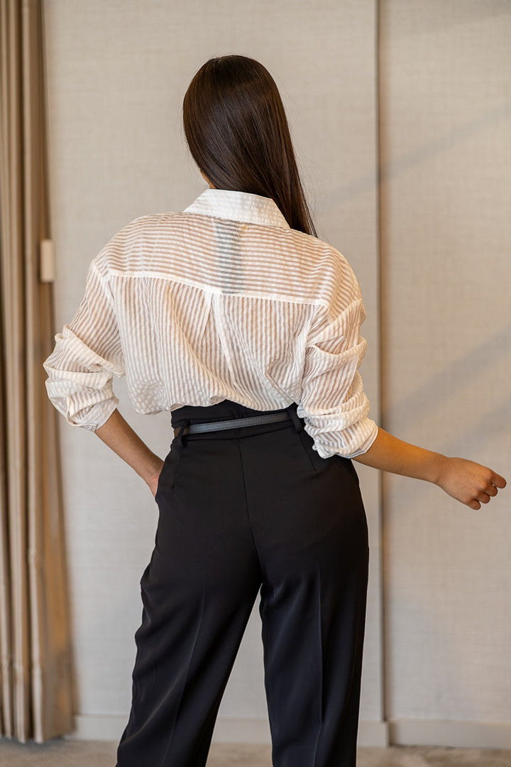 CAMISA COM RISCA BRANCA E BOLSO PONTO CHIC