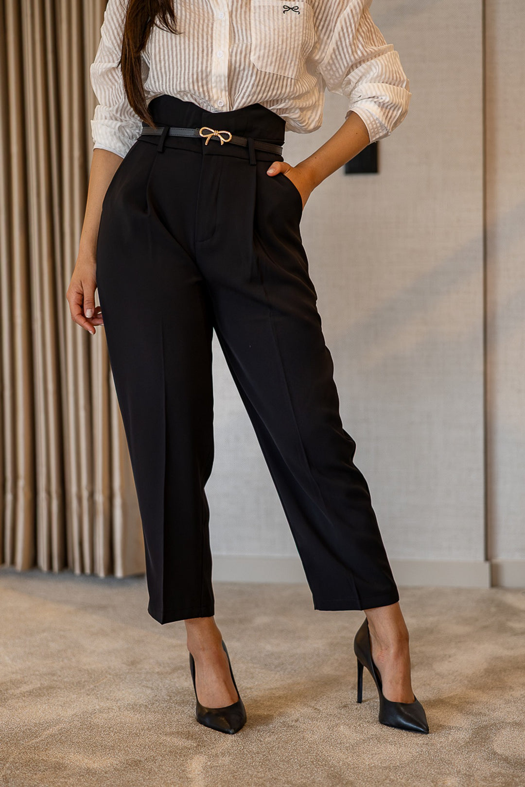 CALÇA PRETA CLÁSSICA COM CINTO PONTO CHIC