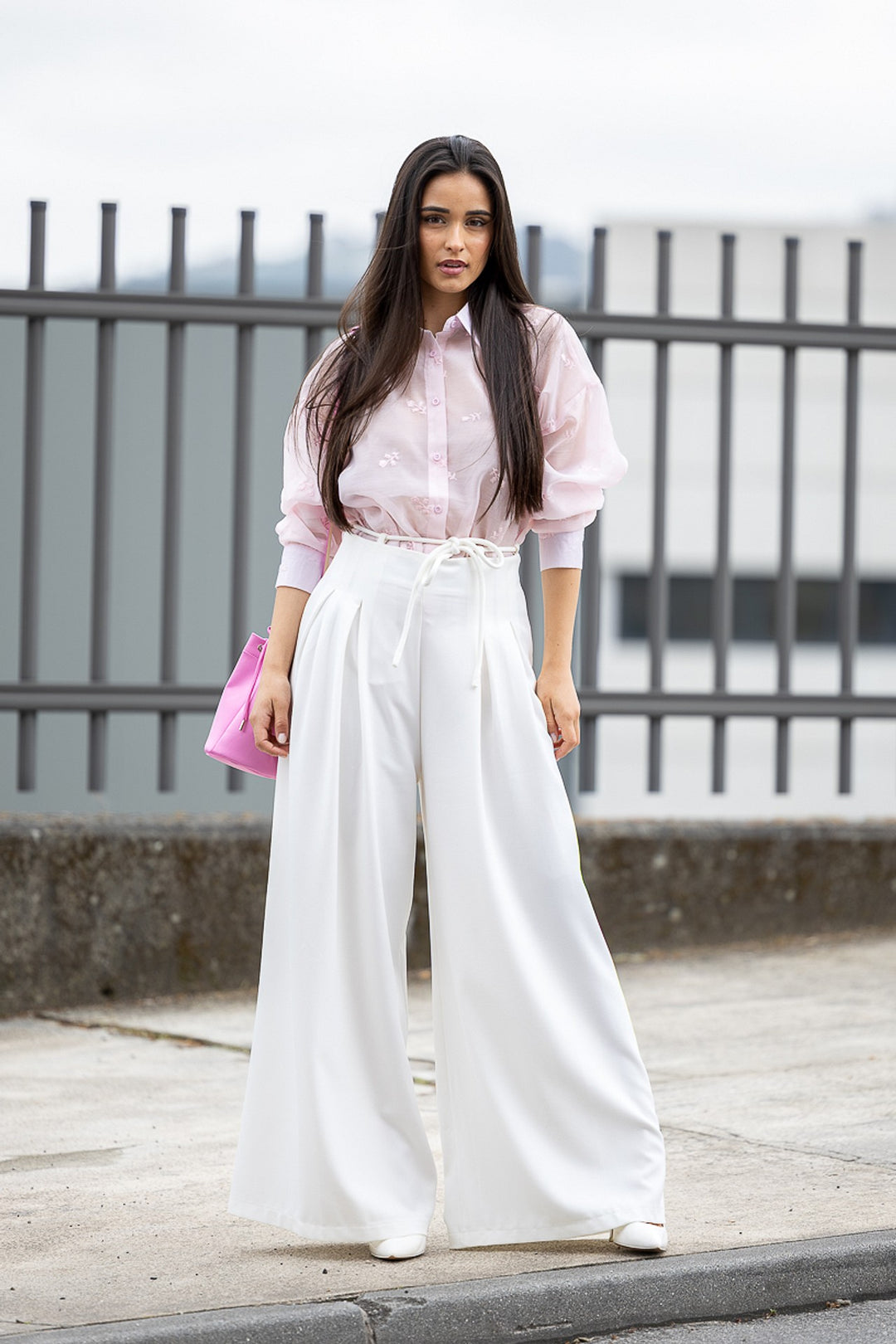 PANTALONA BRANCA COM MACHOS NA FRENTE PONTO CHIC