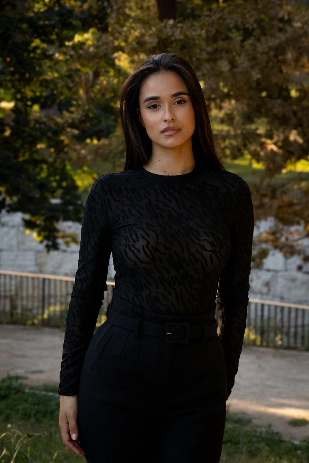 TOP PRETO TRANSPARENTE COM TEXTURA PONTO CHIC
