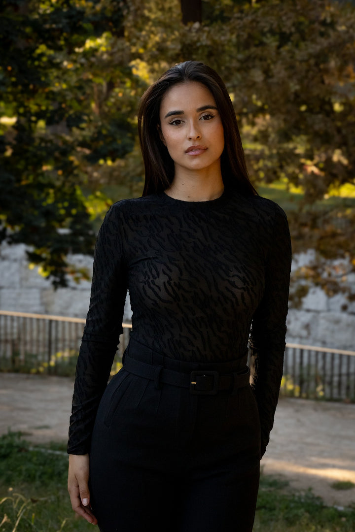 TOP PRETO TRANSPARENTE COM TEXTURA PONTO CHIC