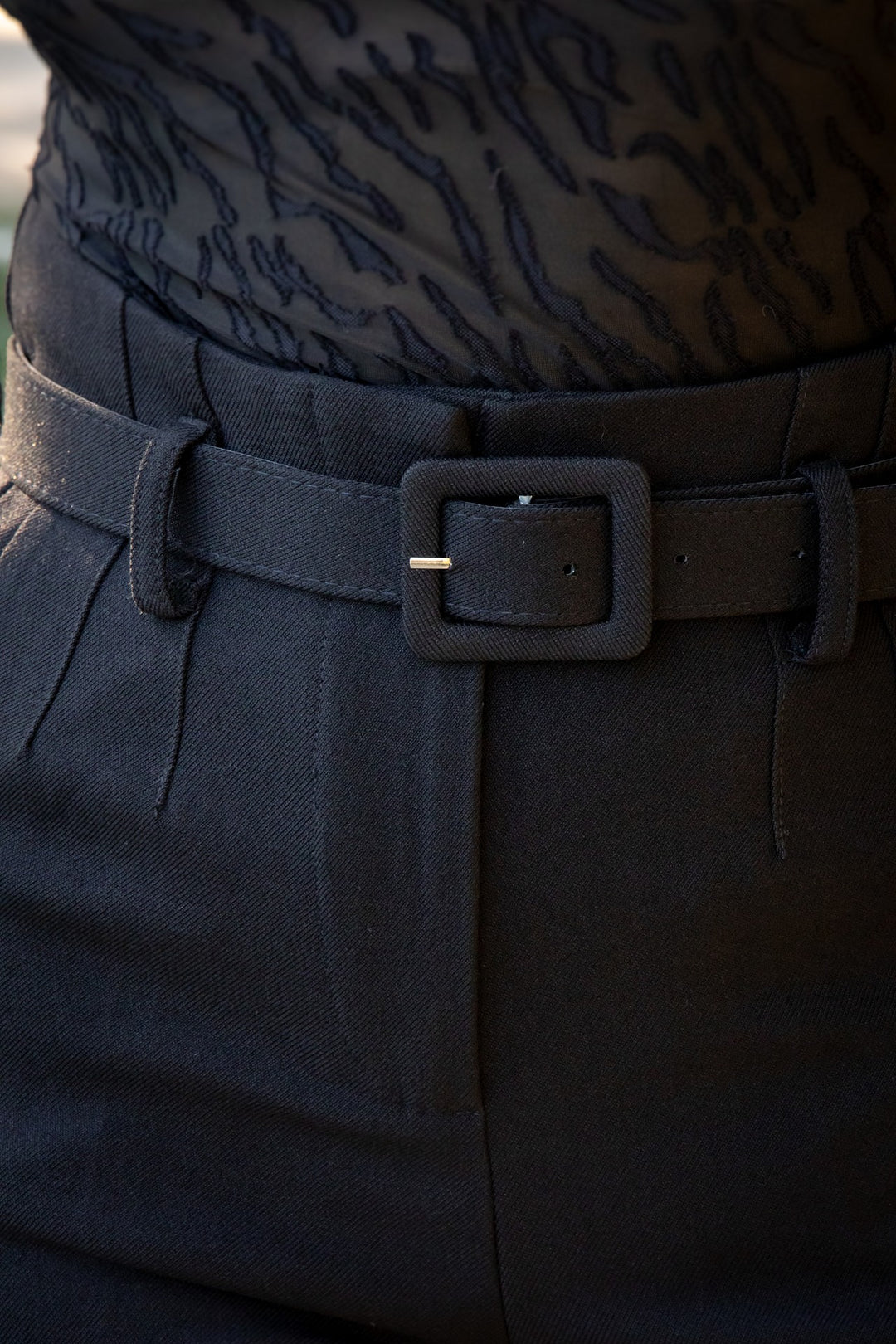 CALÇA PRETA COM CINTO PONTO CHIC
