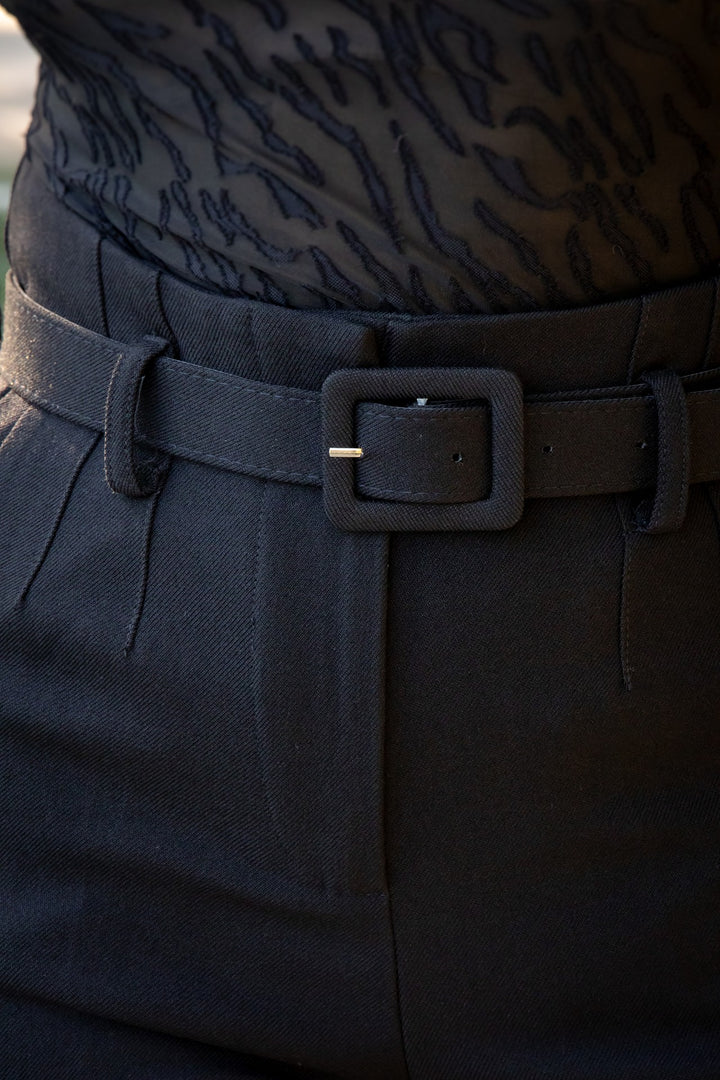 CALÇA PRETA COM CINTO PONTO CHIC
