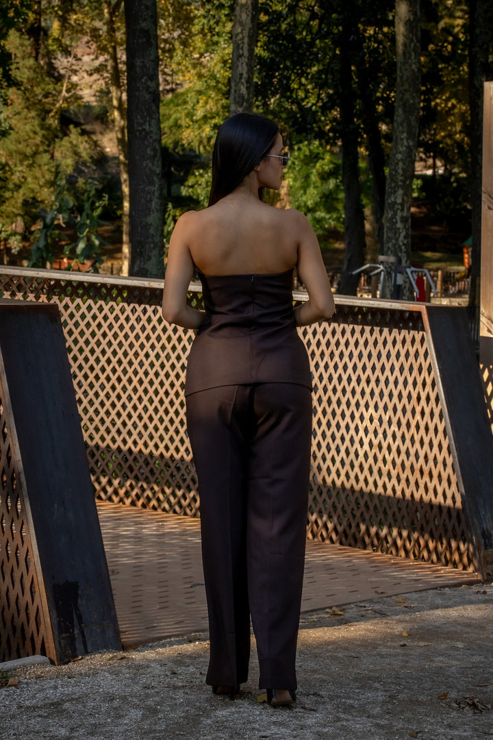CONJUNTO CASTANHO CORPETE E CALÇA PONTO CHIC